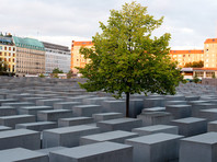 Построенный по проекту деконструктивиста Питера Айзенмана мемориал в память об уничтоженных нацистами евреях был открыт в Берлине в 2005 году. Памятник расположен недалеко от здания бундестага между Бранденбургскими воротами и элементами бункера бывшего руководства нацистской Германии