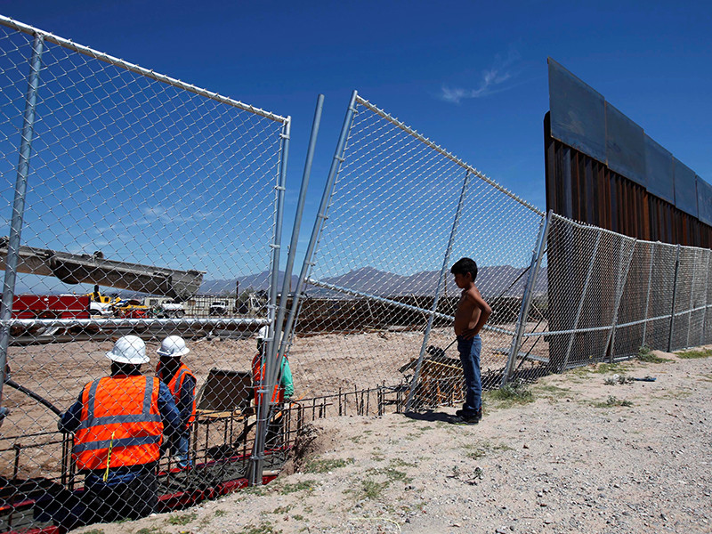 Трамп 25 января подписал указ о строительстве крупного барьера на границе с Мексикой и заявил, что его реализация "начнется немедленно". Стоимость проекта оценили в 8-12 млрд долларов, причем Трамп обещал, что оплатит строительство Мексика