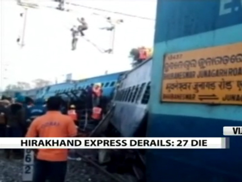 В Индии сошел с рельсов пассажирский поезд: более 30 погибших