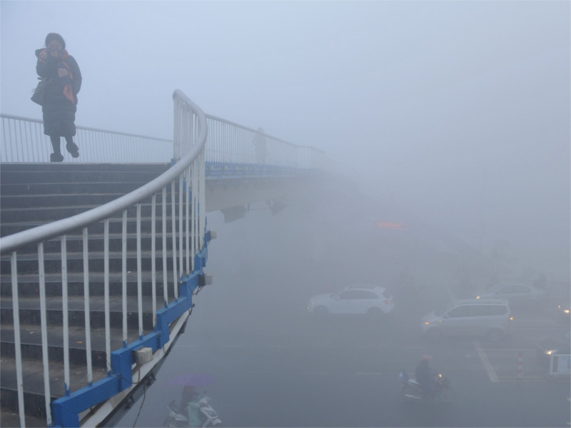В Китае впервые объявили красный уровень тревоги из-за смога