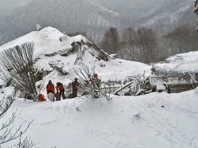 В Италии из заваленного снежной лавиной четырехзвездочного отеля Rigopiano извлекли тела трех погибших. 30 человек, которые, по последним данным, в момент схода лавины находились в здании отеля, пока считаются пропавшими без вести