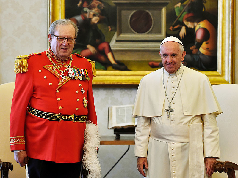Глава мальтийских рыцарей фра Мэтью Фестинг ушел в отставку после того, как папа Римский Франциск попросил его устраниться от руководства старейшим в мире орденом