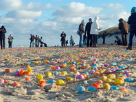 На берег немецкого острова выбросило десятки тысяч пластиковых яиц с игрушками