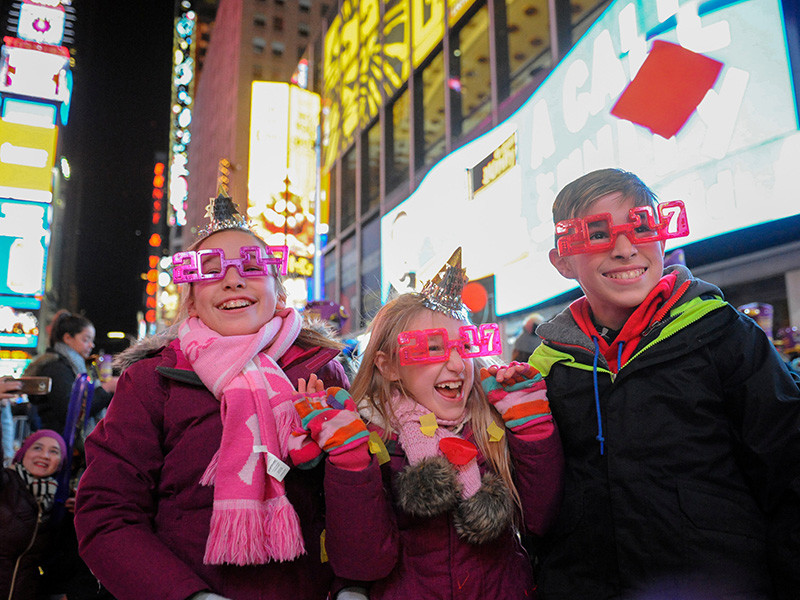 Красочные новогодние празднества прошли в субботу вечером на главной площади Нью-Йорка Таймс-сквер