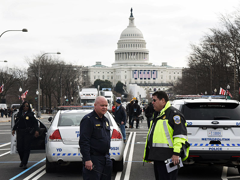 В Вашингтоне полиция применила газ против протестующих противников Трампа