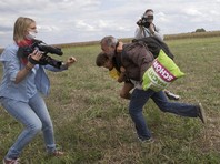Венгерская журналистка, ставившая подножки беженцам, получила условный срок