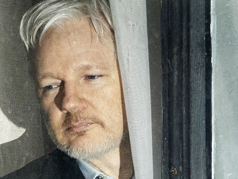 Основатель WikiLeaks Джулиан Ассанж готов согласиться на экстрадицию в США при условии помилования американскими властями информатора организации, бывшего американского рядового Брэдли Мэннинга, ныне известного как Челси Мэннинг, который был приговорен к 35 годам лишения свободы