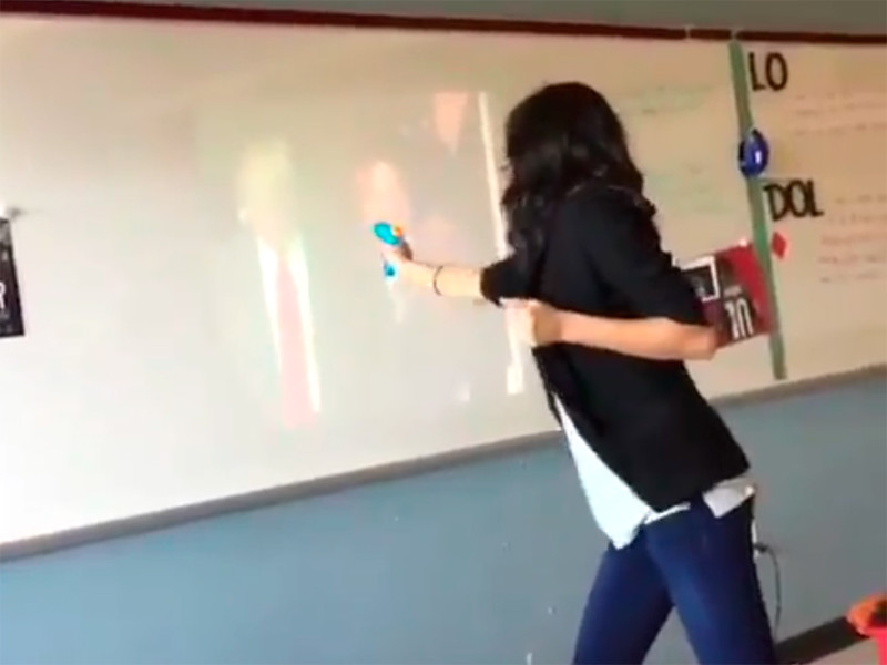В Техасе школьная учительница из водного пистолета "расстреляла" Трампа во время инаугурации