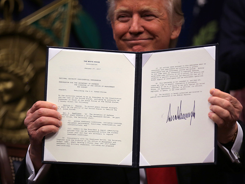 Трамп подписал указы об ужесточении контроля за мигрантами и реорганизации вооруженных сил