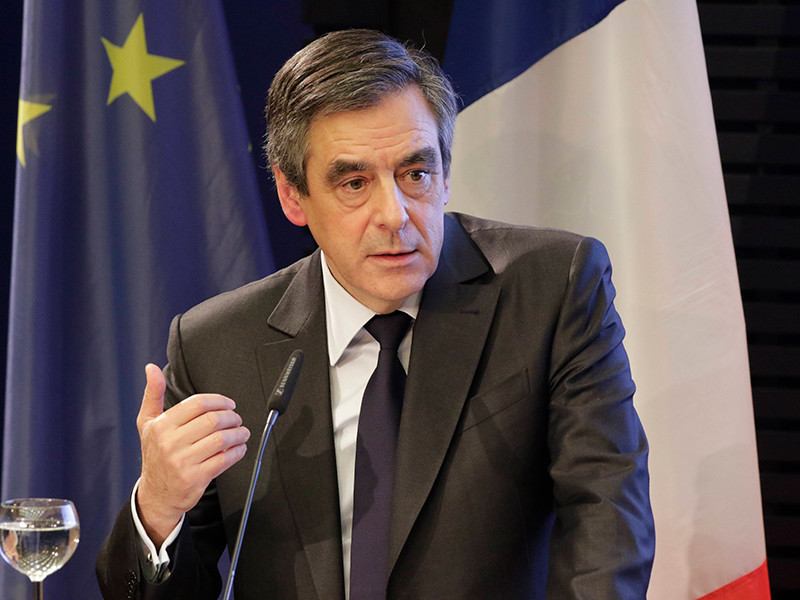 Кандидат в президенты Франции Фийон назвал "искусственным скандалом" вопросы о деньгах жены