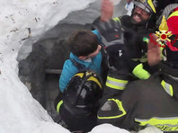 Итальянские спасатели нашли восьмерых выживших в отеле Rigopiano, который был завален снегом после землетрясения