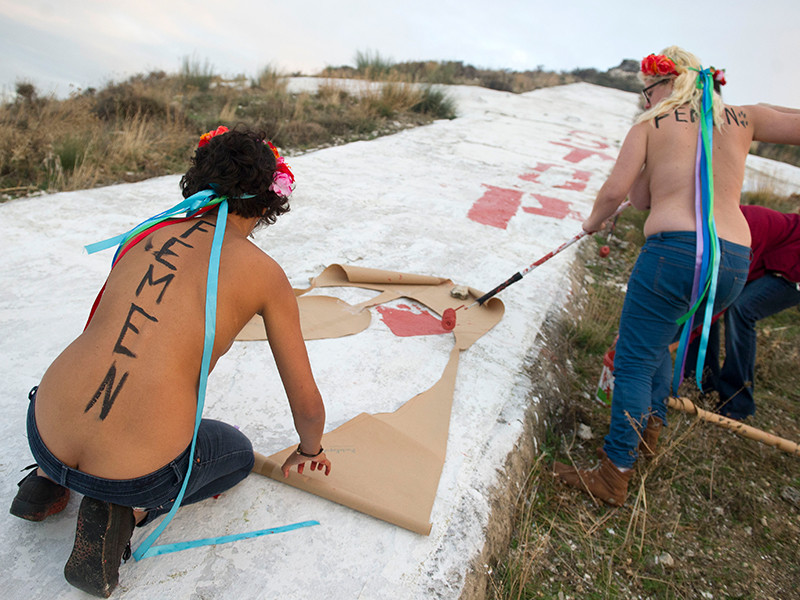 Украинское женское движение FEMEN, известное своими топлес-акциями по всему миру, уже больше года как прекратило свое существование, а действующие по сей день активистки не имеют ничего общего с основательницами движения