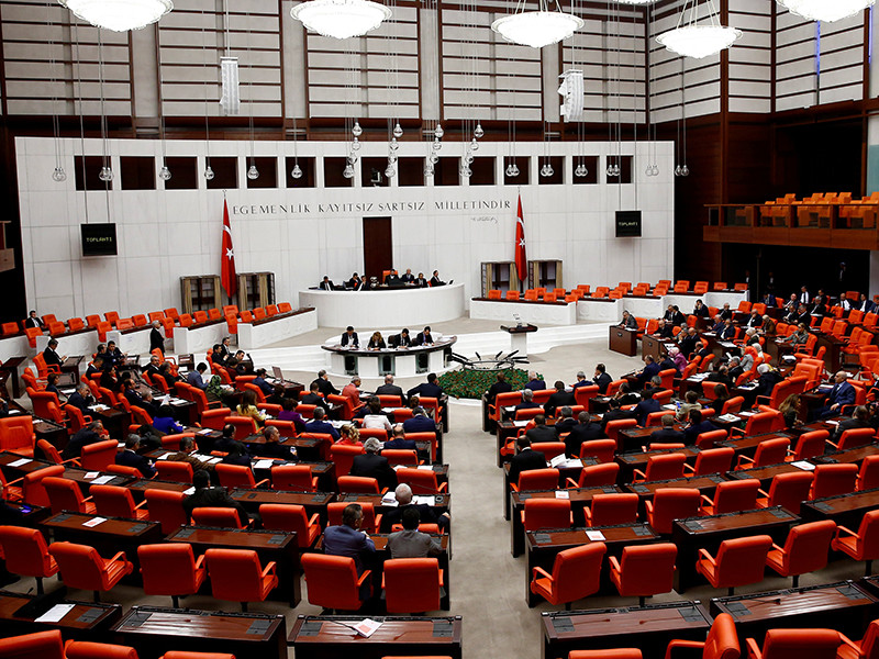 Парламент Турции большинством голосов одобрил пакет изменений в конституцию, предполагающих переход на президентскую форму правления и продлевающих срок, в течение которого президент Реджеп Эрдоган может возвращаться к власти, до 2029 года