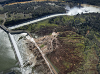 Местные власти объявили в понедельник, 13 февраля, срочную эвакуацию людей, проживающих ниже плотины Оровилл в американском штате Калифорния, из-за угрозы обрушения водосброса