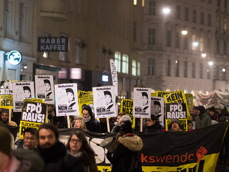 В центре австрийской столицы Вены в субботу, 4 февраля, собрались около двух тысяч протестующих против планов правительства запретить ношение закрывающих лицо одежд в общественных местах