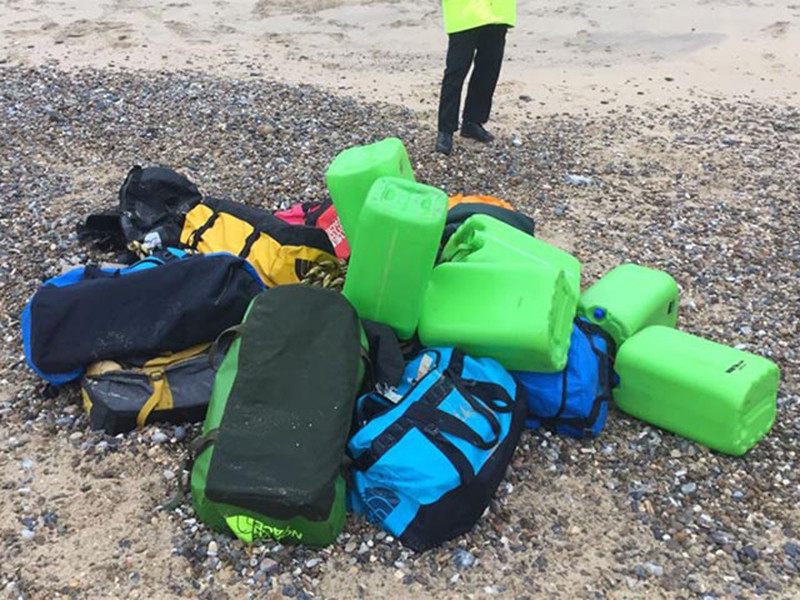 В Великобритании местный житель, прогуливаясь по пляжу Норфолка, обнаружил несколько сумок с кокаином