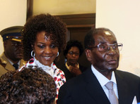 Мугабе неоднократно заявлял, что правит по воле Бога и намерен оставаться у руля до 100-летнего возраста. Конституция позволяет ему переизбраться еще на один пятилетний срок и править до 99 лет