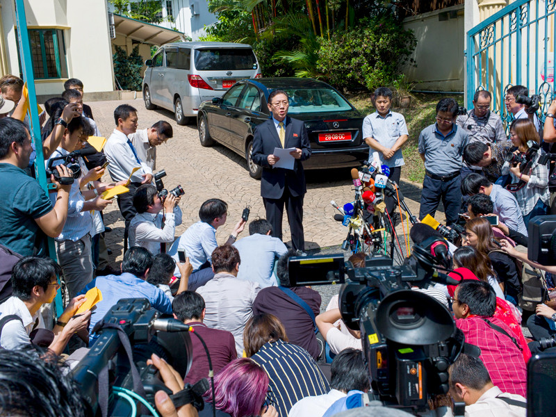Власти Северной Кореи обвинили Малайзию в сговоре с Южной Кореей и не верят расследованию малазийской полиции убийства брата Ким Чен Ына - Ким Чон Нама в аэропорту Куала-Лумпура. Об этом говорится в заявлении посла КНДР в Малайзии Кан Чхоля