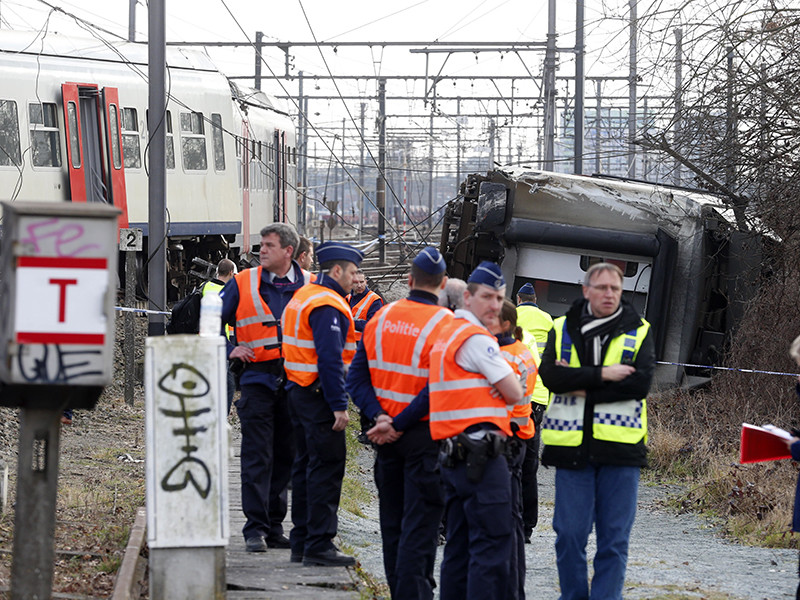 В Бельгии сошел с рельсов пассажирский поезд. Как передает Reuters, минимум один человек погиб, около 20 получили ранения
