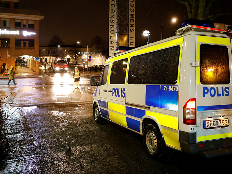 Шведская полиция, раскритикованная за неспособность быстро остановить массовые беспорядки в пригороде Стокгольма Ринкебю, произошедшие вечером в понедельник, 20 февраля, и продлившиеся до полуночи, заявила, что оценивать ее действия преждевременно