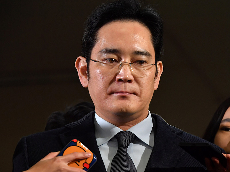 В Южной Корее из-за связи с коррупционными делами президента арестован фактический глава Samsung - вице-президент и руководитель группы компаний Ли Джэен