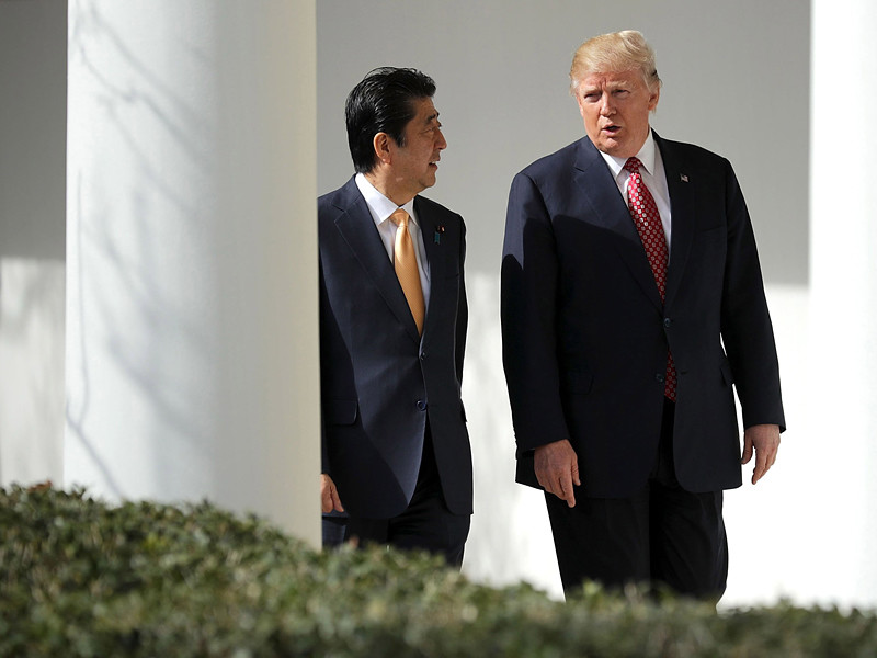 Премьер-министр Японии Синдзо Абэ во время визита в США обсудил с американским президентом Дональдом Трампом действующие в отношении России санкции
