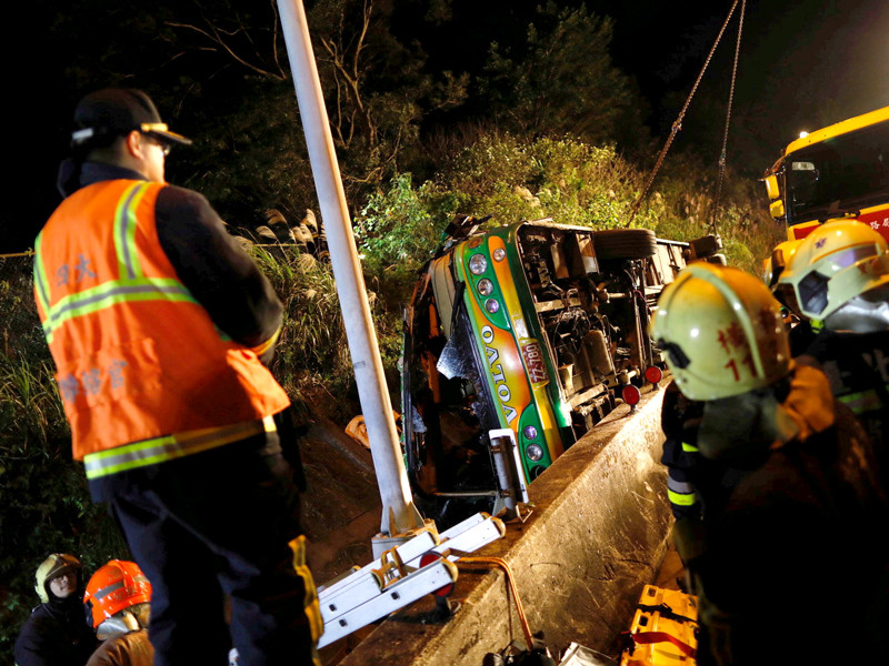 На Тайване перевернулся пассажирский автобус, погибли 32 человека