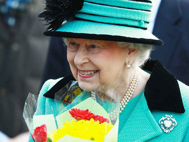 Королева Великобритании Елизавета II отмечает 6 февраля 65-летие пребывания на троне - так называемый "сапфировый" юбилей, сообщает официальный аккаунт королевской семьи в Facebook