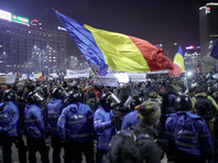 Сотни тысяч румын вышли на улицы из-за планов сжалиться над чиновниками-коррупционерами