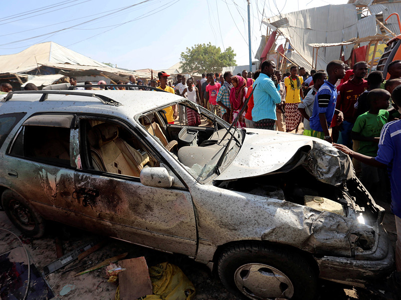 В столице Сомали Могадишо в воскресенье произошел крупный теракт. Взрыв был устроен террористом-смертником, который на большой скорости въехал на грузовой автомашине на территорию рынка