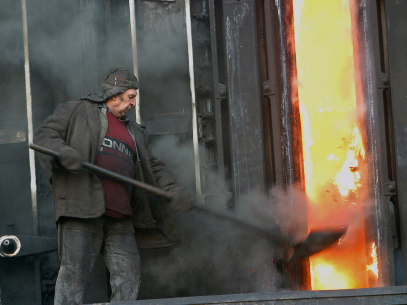 Введение чрезвычайного положения, которое подразумевает работу всей энергосистемы Украины на минимальном уровне загрузки тепловой генерации, позволит растянуть запасы дефицитного угля антрацитовой группы на складах ТЭС на 40 дней