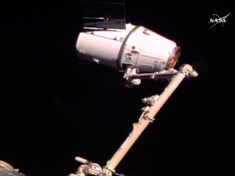 Грузовой корабль Dragon сблизился с Международной космической станцией (МКС) и был захвачен роботизированной "рукой"-манипулятором, которой управляли американский астронавт Шейн Кимброу и его французский коллега Тома Песке, сообщает американское космическое агентство NASA