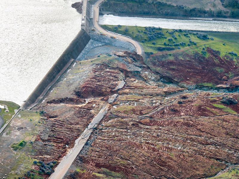 В Калифорнии сохраняется угроза прорыва самой высокой в США плотины