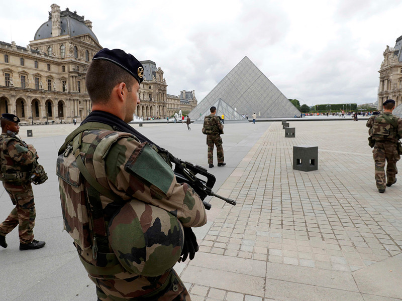 В Париже военный, патрулировавший подземный торговый центр Carrousel du Louvre рядом с Лувром, пять раз выстрелил в мужчину, напавшего на него с ножом