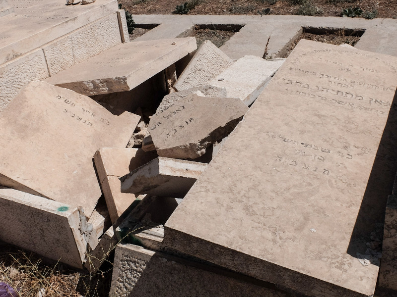 Власти американского штата Миссури расследуют акт вандализма на местном еврейском кладбище, где неизвестные разгромили захоронения и разрушили 12 надгробий