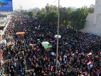 Демонстранты - сторонники влиятельного шиитского имама Муктады ас-Садра. Они проводили демонстрацию на площади Тахрир близ тщательно охраняемой "Зеленой зоны", в которой находятся госучреждения и многие посольства