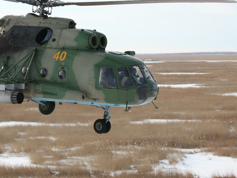 Военный вертолет приземлился на автомобильной трассе Актобе - Шымкент возле поселка Карабутак Актюбинской области
