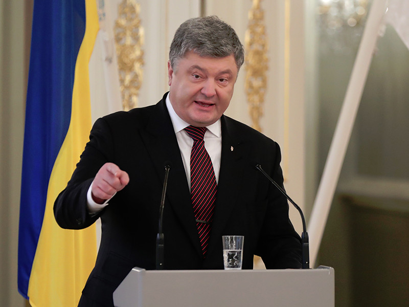 Украинский президент Петр Порошенко заявил, что Россия увеличивает военное присутствие у украинских границ и что угроза вторжения на территорию Украины сохраняется, передает "Интерфакс"