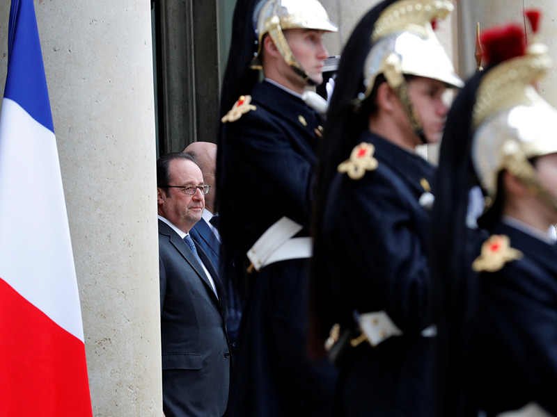 Во Франции во время выступления президента страны Франсуа Олланда в департаменте Шаранта один из снайперов жандармерии, обеспечивающий безопасность первого лица государства, случайно открыл огонь