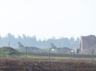 В Минобороны рассказали, что автомобильная колонна сирийских войск, в которой была и машина с российскими военными советниками, следовала из района аэродрома Тияс в направлении города Хомс
