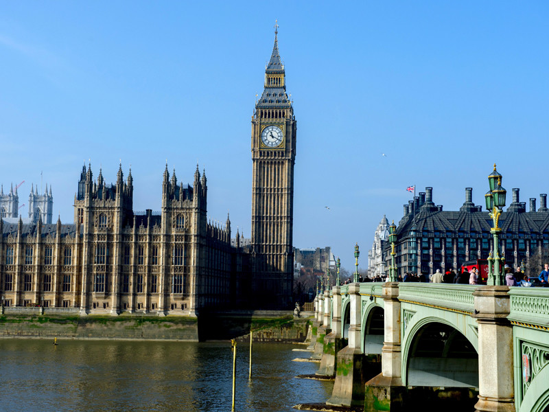 Британский парламент призвал правительство к конструктивному диалогу с Россией