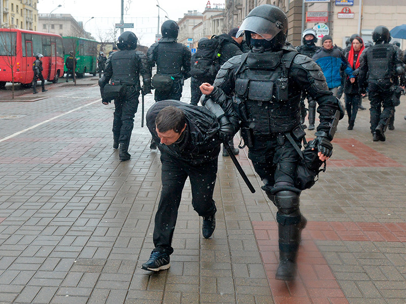 В Минске на акции солидарности с задержанными накануне гражданами вновь задержаны десятки несогласных с политикой властей