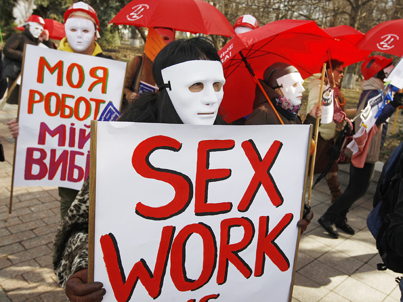 В центре Киева прошли митинг и "марш секс-работников", организованные к Международному дню защиты прав секс-индустрии