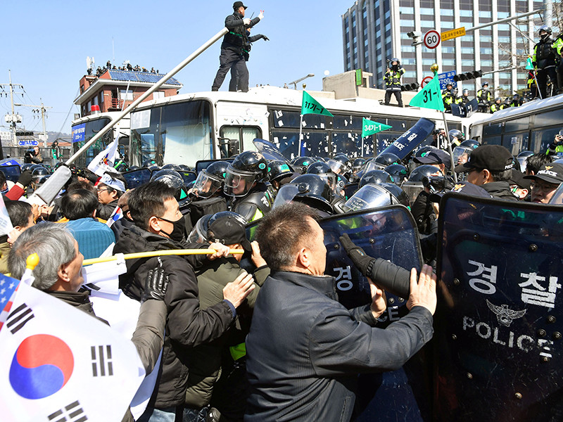 В Корее прошел митинг в защиту президента - есть жертвы