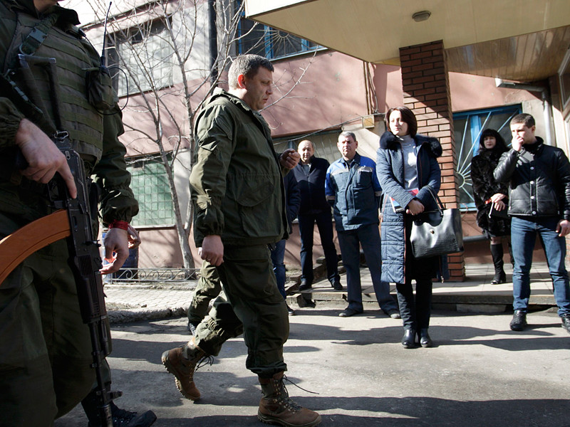 Лидеры самопровозглашенных республик на территории Донецкой и Луганской областей Украины объявили о введении режима прекращения огня по всей линии соприкосновения с украинскими войсками, начиная с 11:00 по местному времени 5 марта