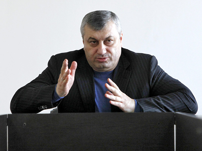 Центризбирком Южной Осетии отказал в регистрации кандидатом в президенты частично признанной республики ее бывшему лидеру Эдуарду Кокойты. В ЦИК пояснили, что политик не проходит по цензу оседлости и еще нескольким критериям