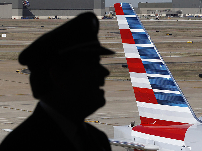 В США второй пилот авиакомпании American Airlines скончался прямо во время рейса из штата Техас в Нью-Мексико. Капитан воздушного судна попросил о неотложной медицинской помощи за несколько минут до посадки, однако жизнь его коллеги спасти не удалось