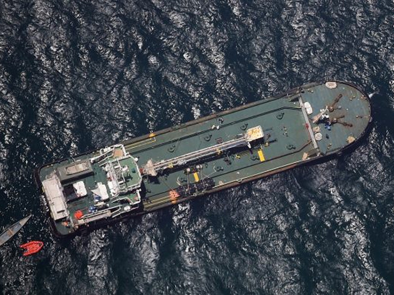 Сомалийские пираты, захватившие 13 марта нефтяной танкер Aris 13 с восемью членами экипажа на борту, спустя всего несколько дней - в четверг, 16 марта, - освободили судно вместе с моряками без выкупа
