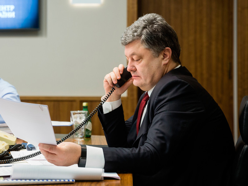 Президент Украины Петр Порошенко провел два телефонных разговора с президентом РФ Владимиром Путиным во время обострения ситуации в Донбассе


