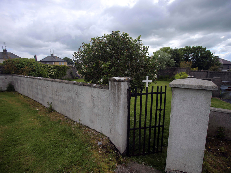 В Ирландии местные власти обнаружили неизвестное до недавнего времени массовое захоронение детей на территории бывшего католического приюта